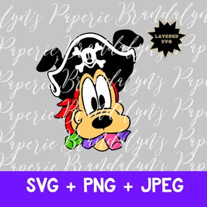 Könnte beinhalten: Cartoon-Illustration eines Hundes mit Piratenhut und Totenkopf. Der Hund hat ein rotes Halstuch, einen lila Kragen und eine grüne und rosa Schleife. Der Text "SVG + PNG + JPEG" ist enthalten.