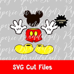 Peut inclure: Fichiers de découpe SVG avec des éléments de personnage de dessin animé emblématiques. Comprend une silhouette noire de la tête du personnage, des gants blancs, un short rouge et des chaussures jaunes. L'image comprend également une étoile noire avec le texte "LAYERED SVG".