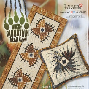 Puede incluir: Un patrón de acolchado para un camino de mesa o cuatro almohadas con un diseño de garra de oso. El patrón se llama "Rocky Mountain Bear Claw" y forma parte de la colección Timeless Treasures Seasonal Portraits. El patrón se realiza con acolchado de papel de base.