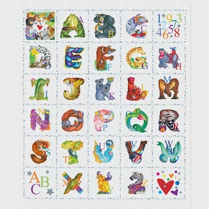 Può includere: Una colorata trapunta alfabetica con ogni lettera dell'alfabeto, ogni lettera è disegnata con un animale diverso. Le lettere sono in una varietà di colori, tra cui verde, blu, arancione e viola. La trapunta ha uno sfondo bianco con un bordo a pois.