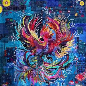 Peut inclure: Une courtepointe d'art Phoenix vibrante et colorée, mesurant 91 cm x 91 cm, est présentée. L'œuvre d'art présente un motif de mosaïque détaillé avec des nuances de rouge, orange, jaune, bleu et violet. Le mot "Phoenix" est en haut.