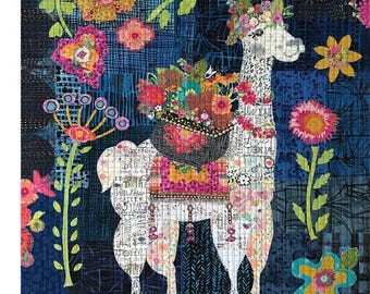 Puede incluir: Una colorida obra de arte textil que presenta una llama caprichosa adornada con un tocado floral y que lleva una cesta de flores. El fondo es un mosaico de cuadrados azules con detalles florales. La palabra "Indie" está en la parte superior.