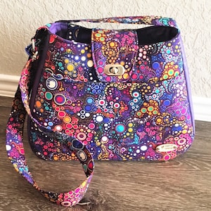 Bolso grande en burbujas moradas con llavero a juego con correa ajustable para el hombro