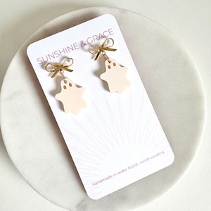 Girly Ghost Earrings, Halloween Earrings, Spooky Earrings, Ghost with Bow Earrings,  Little Ghost Earrings, Halloween Acrylic Ghost Earrings