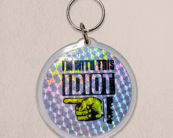 Llavero prismático grande I'm With This Idiot de la década de 1970 / Comisariado por Rad Patch Co