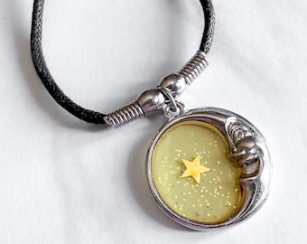 Vintage 1990s Crescent Moon Glitter Collar / Curado por Rad Patch Co