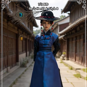 Puede incluir: Muñeca vestida con un traje Hanbok coreano tradicional. El vestido azul tiene detalles negros y un sombrero negro con ribete rojo. Una pluma de pavo real adorna el sombrero. La muñeca está posando en un entorno tradicional coreano. El texto en la imagen dice "1/3 BJD Boy's Hanbok Style B."
