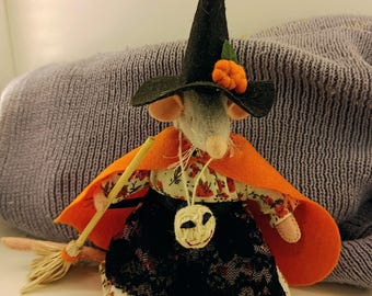 Anaïs, de heksenmuis met pompoenen. Verzendingen naar de Verenigde Staten zijn tijdelijk opgeschort, bestel alstublieft niet vanuit dit land.