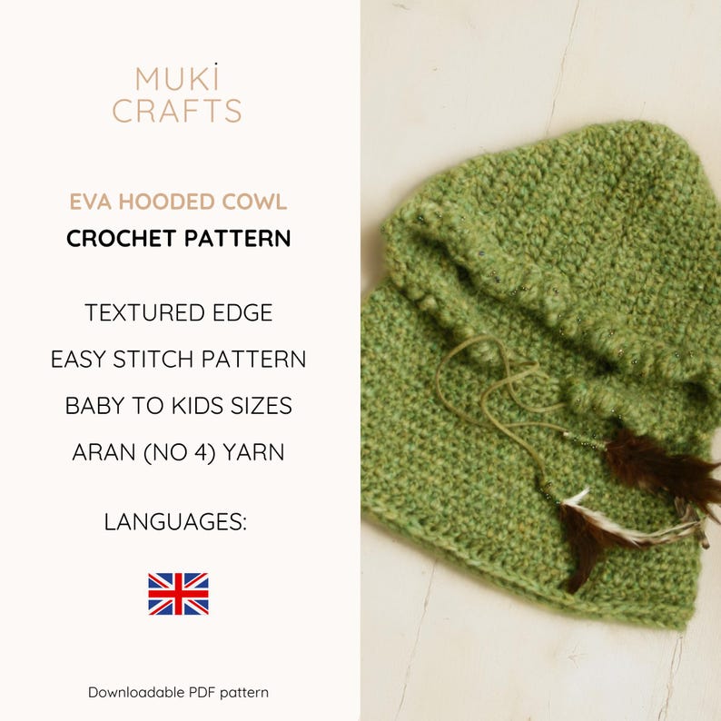 Peut inclure: Un patron de crochet pour un col &agrave; capuche vert avec des bords textur&eacute;s et des accents de plumes. Le texte indique "EVA HOODED COWL CROCHET PATTERN" et "BABY TO KIDS SIZES". Le patron utilise du fil Aran (n&deg; 4).