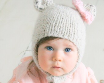 Stickmönster till babybjörnmössa, stickad öronlappsmössa med öron och rosett, storlekar från baby till barn | Nalle