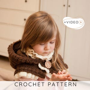 Puede incluir: Una capa con capucha de ganchillo marrón con un cuello con volantes color crema y un cierre de botón de madera. La capa la lleva un niño pequeño. El texto "CROCHET PATTERN" está en la parte inferior de la imagen.