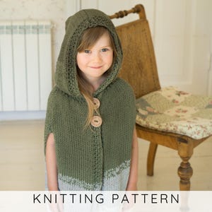 Könnte beinhalten: Ein olivgrüner Strickponcho mit Kapuze und zwei großen, runden Holzknöpfen in der vorderen Mitte. Das Kleidungsstück hat ein strukturiertes Strickmuster und einen hellgrauen Abschnitt am unteren Saum. Der Text KNITTING PATTERN ist sichtbar.