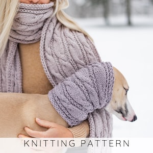 Puede incluir: Un conjunto de bufanda y cuello de punto lavanda con un diseño de punto de cable. La bufanda está envuelta alrededor del cuello y los hombros. El cuello está alrededor del cuello de un perro. El texto "KNITTING PATTERN" está en la parte inferior.