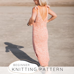 Pode incluir: Vestido de malha cor-de-rosa claro com costas baixas e laços nos ombros. O vestido tem uma fenda lateral e vai até o joelho. O texto "BEGINNER KNITTING PATTERN" está na parte inferior da imagem.