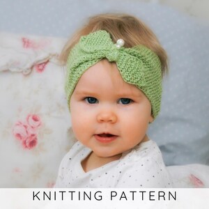 Könnte beinhalten: Ein hellgrünes gestricktes Stirnband mit einer zentralen Schleife, die mit zwei kleinen weißen Perlen verziert ist. Das Stirnband hat ein strukturiertes Strickmuster und wird um den Kopf getragen. Der Text KNITTING PATTERN steht unten im Bild.