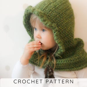 Peut inclure: Un capuchon vert crochet&eacute;, &agrave; l'aspect textur&eacute;. Il est port&eacute; par un enfant aux yeux bleus. Le texte "CROCHET PATTERN" est affich&eacute; en bas de l'image.