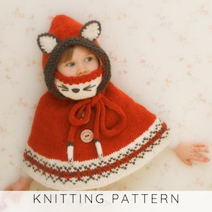 Pode incluir: Uma capa de raposa vermelha de malha com capuz e detalhes faciais. O capuz tem orelhas de raposa e um desenho de rosto. A capa tem uma borda estampada branca e marrom e um fecho de botão de madeira. O texto "KNITTING PATTERN" está na parte inferior.