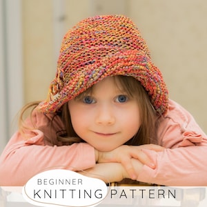 Peut inclure: Une jeune fille porte un chapeau tricoté multicolore avec un bord. Le chapeau est fait de fil aux tons de rouge, orange, jaune et bleu. Le texte "BEGINNER KNITTING PATTERN" est affiché en bas de l'image.