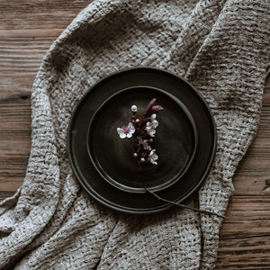 Petite soucoupe/petite assiette/petit plat en grès noir mat, monochrome nordique minimaliste fait main