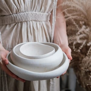 Cuencos de gres minimalistas orgánicos blancos YUTORI — Diseño de borde irregular