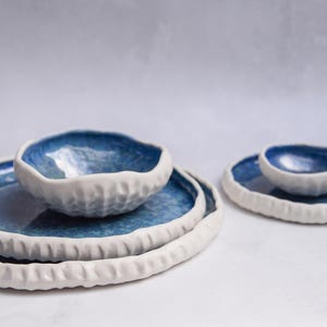 Vaisselle artisanale en porcelaine : assiettes et bols bleu profond Reef