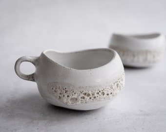 Mug blanc « HOME » avec anse - grès naturel biologique émaillé cratère blanc, poterie tournée à la main monochrome minimaliste volcanique