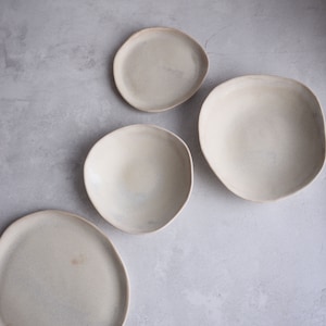 Juego de vajilla de porcelana beige mate Sahara hecho a mano