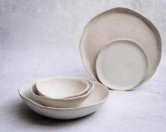 Vaisselle, assiettes et bols en porcelaine artisanaux faits main beige saharien