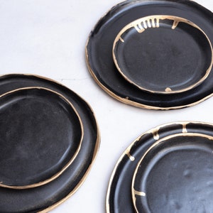 Assiette à dessert - grès artisanal noir rustique fait main avec bordure dorée, glaçure noire mate satinée, nordique naturel, assiettes à dîner/gâteau/salade