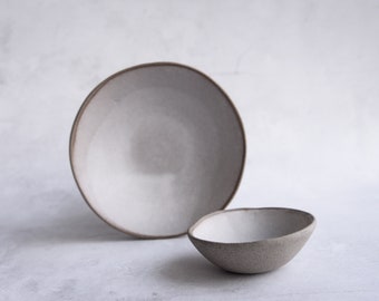 Blanc mat - assiettes et bols, service de table - assiettes en grès de forme naturelle biologique, poterie faite main monochrome minimaliste