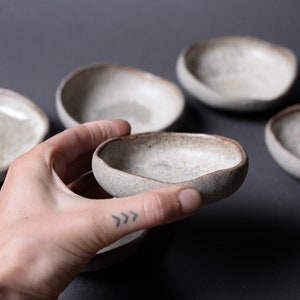Cuencos pequeños "Dune": gres orgánico de forma natural en gris crema, monocromático minimalista, hecho a mano y torneado a torno.