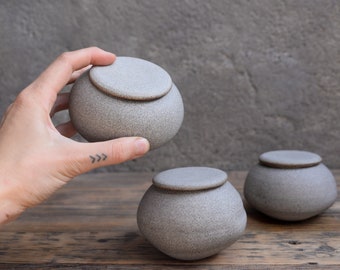 Pot à couvercle en galets STC, poterie monochrome minimaliste fabriquée à la main à la main