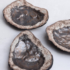 Piatto ad anello Wabi-sabi ROCK in bronzo e smalto di lava del cratere, forma organica naturale allungata in gres porcellanato lavorato a mano