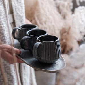 Kaffeetasse - Steingut in grau / schwarz, minimalistische monochrome handgefertigte Rad getöpfert Keramik