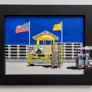 Puede incluir: Una pintura de un puesto de salvavidas amarillo con una bandera estadounidense roja, blanca y azul, una bandera amarilla y una sombrilla amarilla. El puesto está frente a un edificio blanco con una valla negra. Un carrito de golf está estacionado a la derecha del puesto.