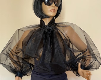 Vintage geïnspireerde pure transparant zwarte organza blouse met statement strik en volumineuze pofmouwen
