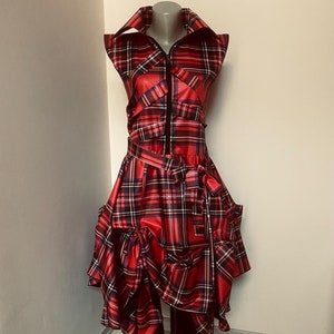 Edgy röd tartanklänning med dragkedja och volangdetaljer, asymmetrisk punk - inspirerad rutig ärmlös klänning