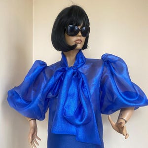 以下が含まれることがあります： 斑点のあるマット仕上げのセラミックマグカップ3個セット。マグカップはクリーム色、ライトグレー、ダークグレーの色合いです。各マグカップはシンプルでミニマリストなデザインで、コーヒーや紅茶に最適です。