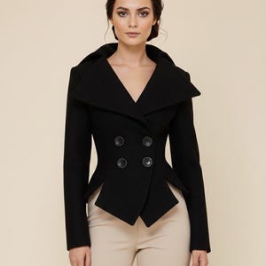 Svart ullkavaj dam, figursydd ullkavaj, elegant skräddarsydd kavaj, dubbelknäppt jacka, strukturerad svart kavaj, kontorskavaj