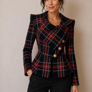 Peut inclure: Un blazer à manches longues avec un motif à carreaux noir, rouge et bleu. Le vêtement présente une taille à basque structurée, un large col replié et trois boutons circulaires dorés sur la fermeture avant. La veste est portée avec un pantalon noir.