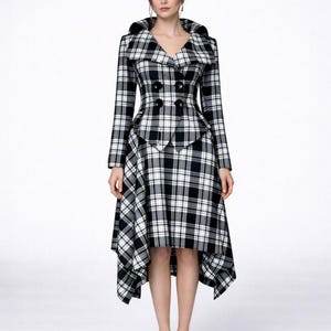 Completo blazer scozzese, completo bianco e nero, giacca aderente e gonna asimmetrica