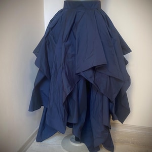 Falda asimétrica de tafetán azul oscuro: maxifalda con capas de volantes, estilo gótico victoriano