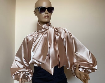 Roségoldene Satin Pussybow Bluse mit viktorianischem Kragen und Puffärmeln