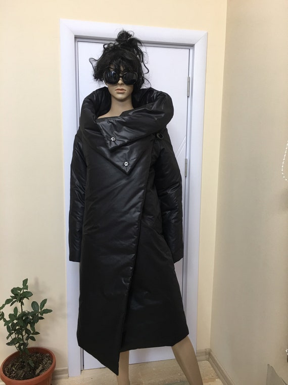 ブラックのアシンメトリーラップオーバーコート：ビッグカラーの冬用 