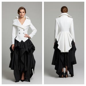 Puede incluir: Un conjunto de dos piezas que presenta una chaqueta blanca con cuello ancho y botones plateados, combinada con una falda negra voluminosa. La chaqueta tiene un diseño estructurado, y la falda tiene una apariencia en capas y con volantes. El fondo es neutro.