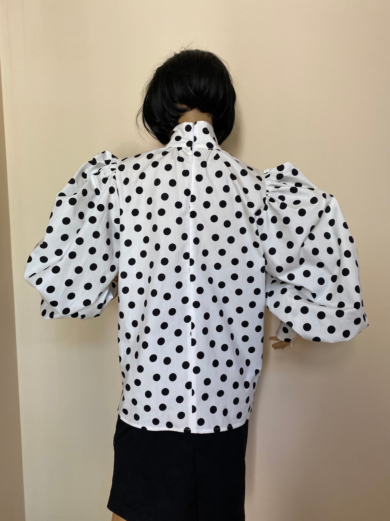 blusa roja lunares blancos