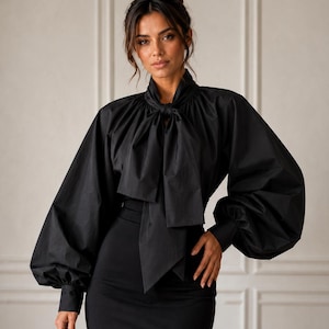 Svart bomullsblus, Blus med hög halsringning, Skjorta med biskopsärm, Gotisk romantisk topp, Elegant bomullsblus
