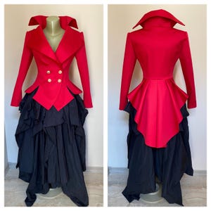 Könnte beinhalten: Ein roter Blazer mit hohem Kragen und einem Peplum-Saum. Der Blazer hat zwei goldene Knöpfe und wird mit einem schwarzen Rock kombiniert.