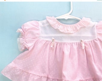 Vestido o top infantil vintage con puntos rosas de los años 80 con yugo blanco y volantes 6-9 meses