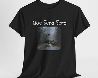 「木が道を塞いでいる」ケセラセラ ユニセックスTシャツ、テレビ番組Tシャツ、ファンシャツ、不気味なTシャツ、怖いトップ、怖い木のTシャツ